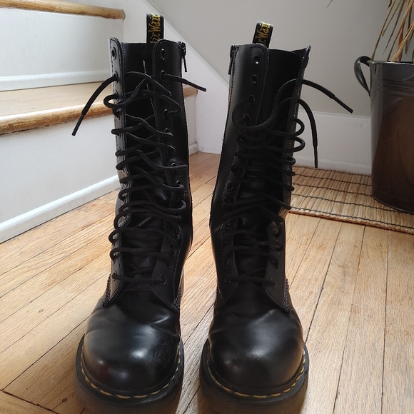 SOLD Like new dr Martens 1914 w tall leather Boots - Picture 10 of 13